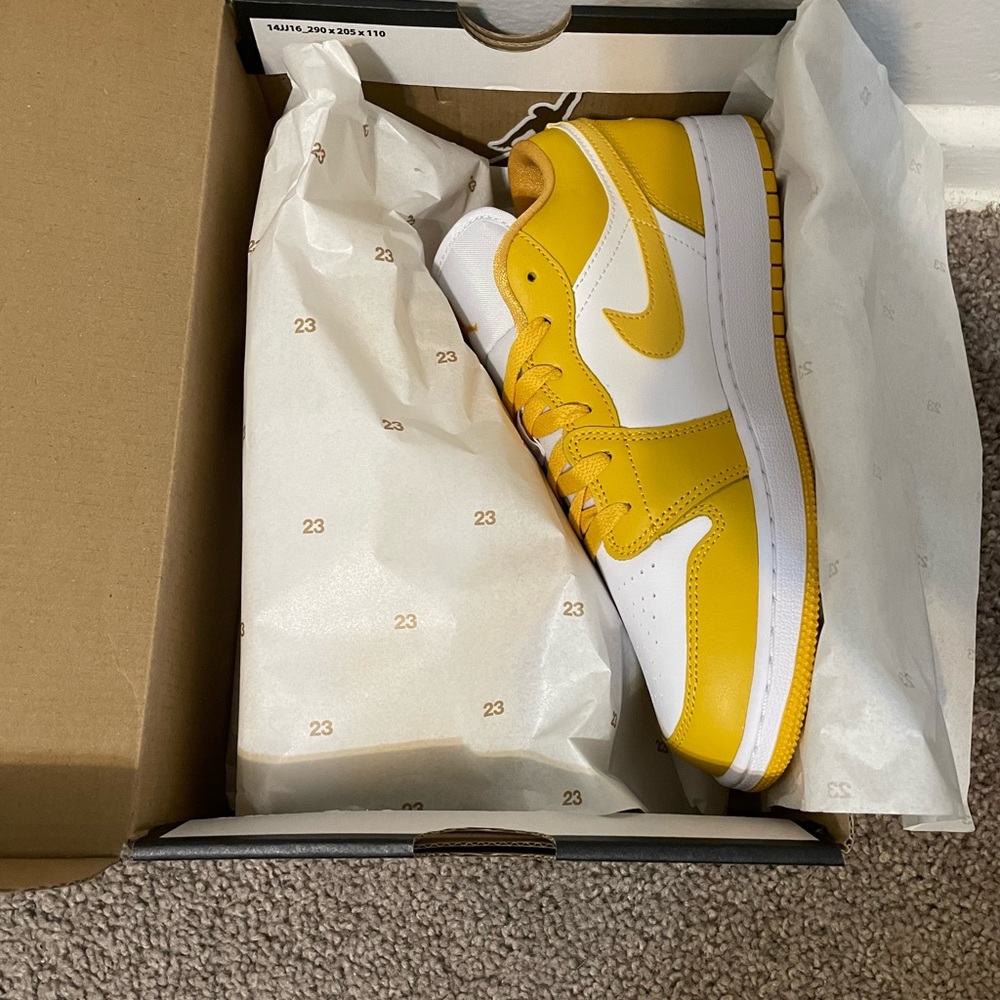 JORDAN 1 low “pollen” Womens 8
